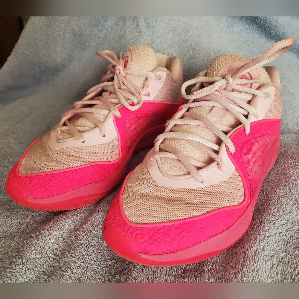 Womens Nike KD 16 "Aunt Pearl" basketball shoes.
